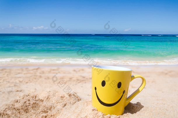 在沙滩上快乐的笑脸杯