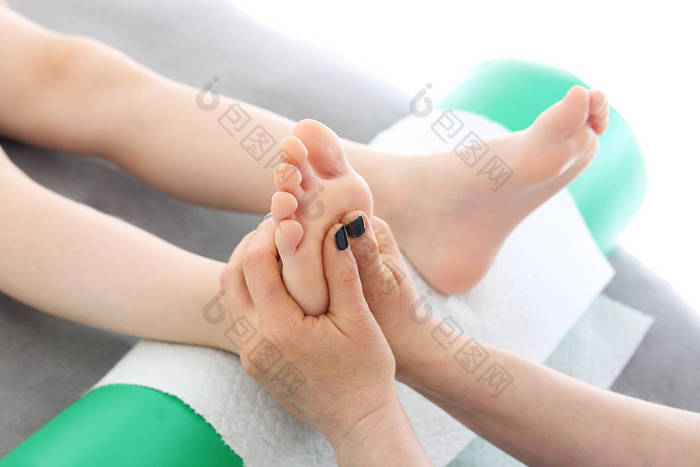 足部穴位按摩按摩师对孩子的脚进行点按摩