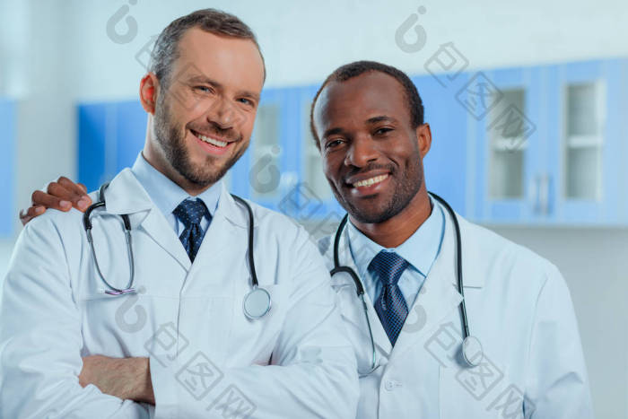 医生在医疗制服图片-包图网企业站