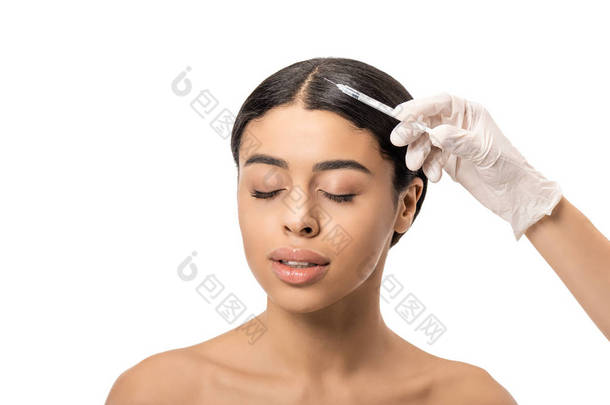 在乳胶手套美容师的削减拍摄美容注射年轻的非洲裔美国妇女闭上眼睛孤立在白色 