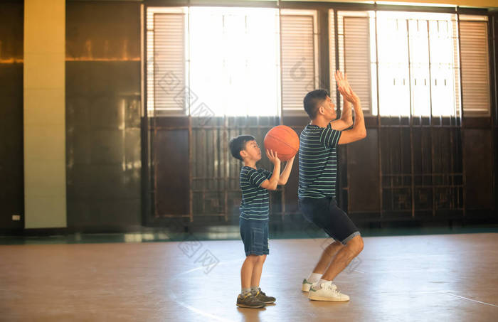 亚洲家庭一起打篮球。家人在一起共度佳节快乐