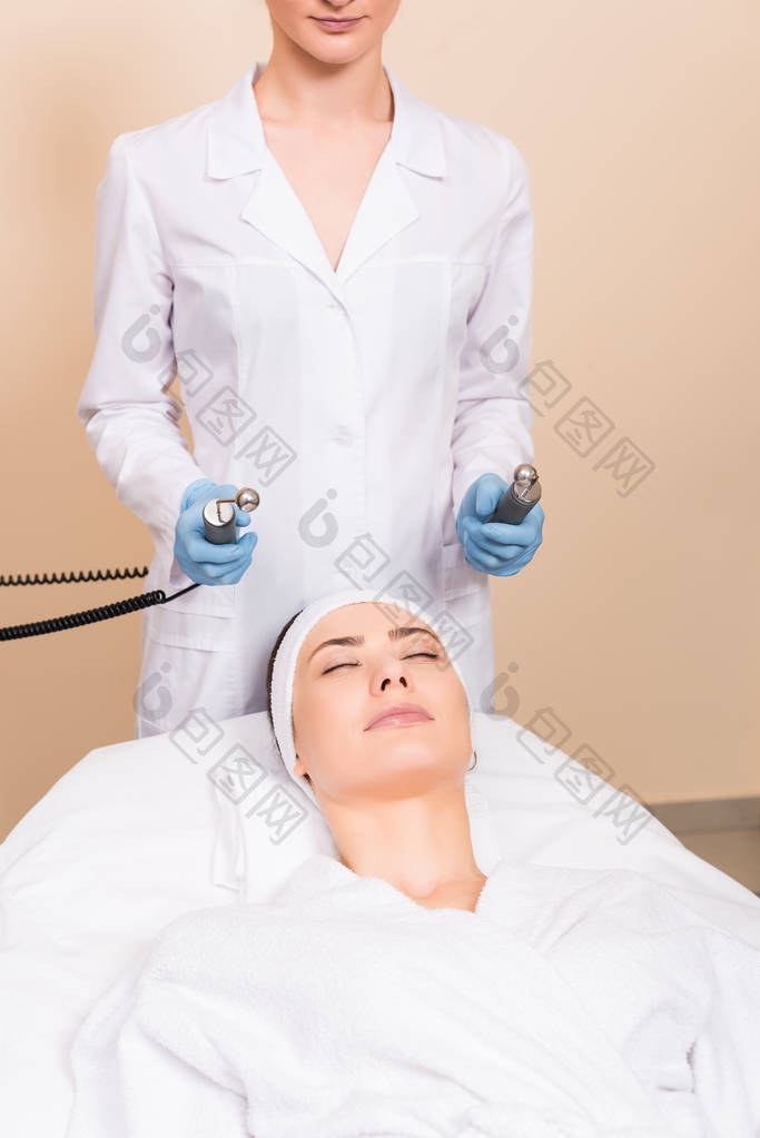 美容师在美容院做女人脸上的手动按摩图片-包图网企业站