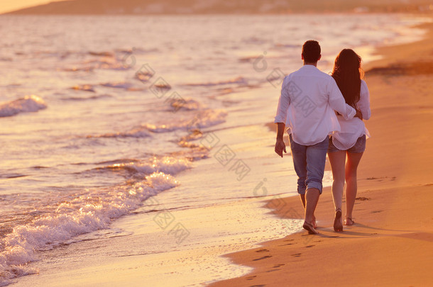年轻的夫妇在海滩上玩得开心
