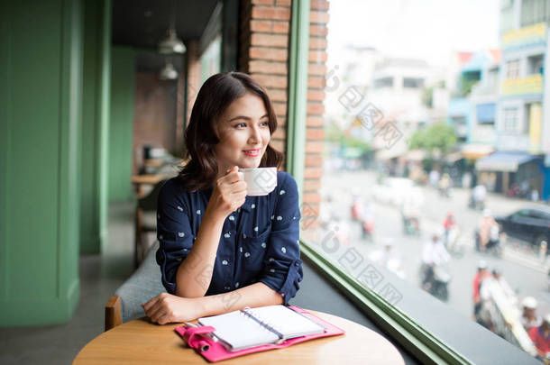 年轻的商界女人与杯子