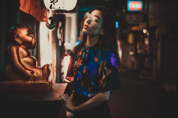 美丽的亚洲日本女孩街道肖像