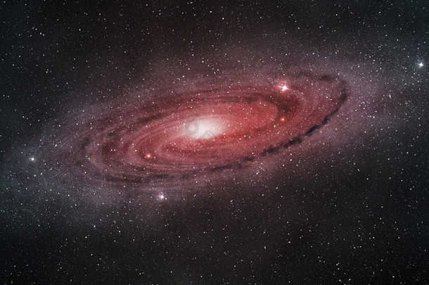 发光的紫色红色漩涡星系，在外层空间