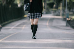 亚洲日本学校女孩服装的肖像看公园户外电影复古风格