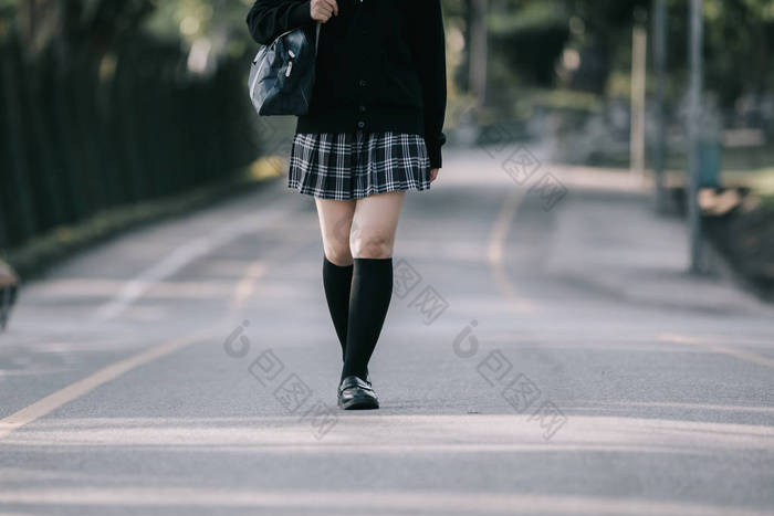 亚洲日本学校女孩服装的肖像看公园户外电影复古风格