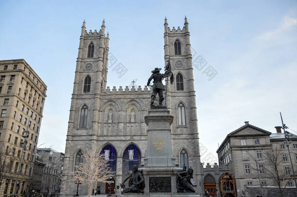 圣母玛利亚大教堂与 Maisonneuve, 蒙特利尔创始人保罗 de Chomedey 的雕像。在老镇, 蒙特利尔, <strong>加拿大</strong>.