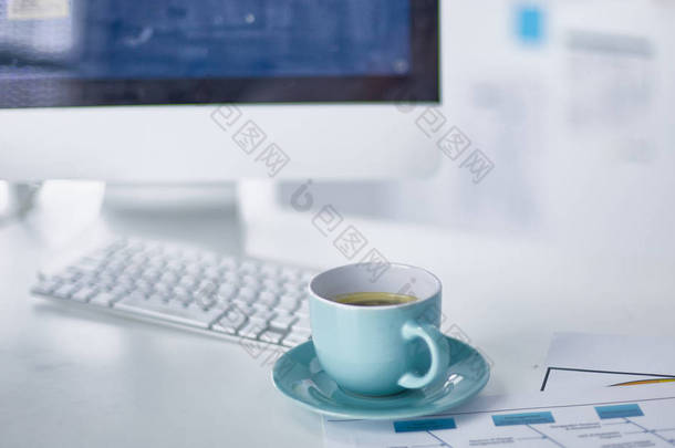 一杯咖啡在办公室桌上