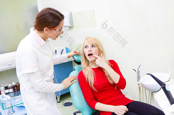 在牙医办公室咨询得到医生的女病人