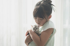 亚洲女孩和美国短毛猫猫玩
