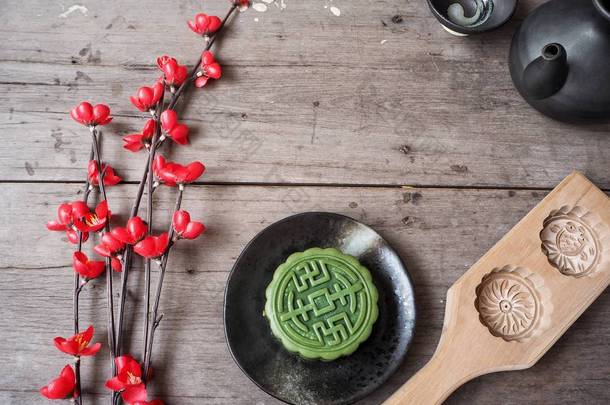 传统绿色节的顶部观在木质背景下的红花月饼