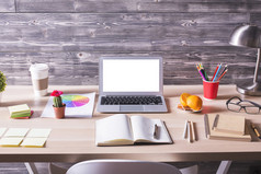 办公桌面与空白的白色笔记本、 咖啡和各种文具用品木制背景.