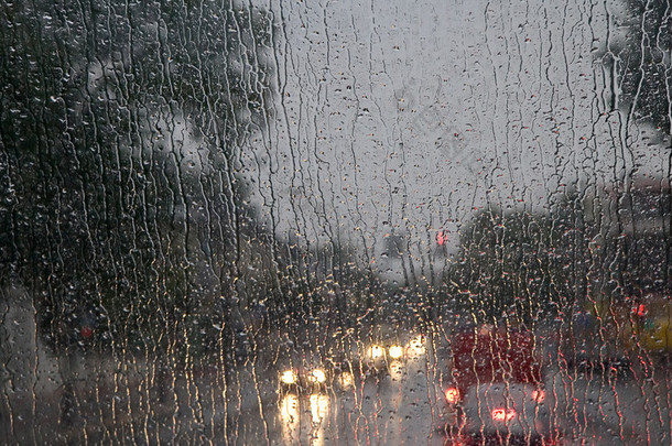 上巴士前窗的雨