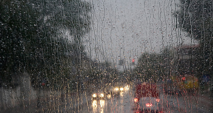 上巴士前窗的雨