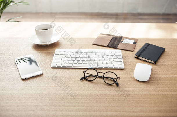 现代<strong>办公室</strong>概念在日光木书桌.