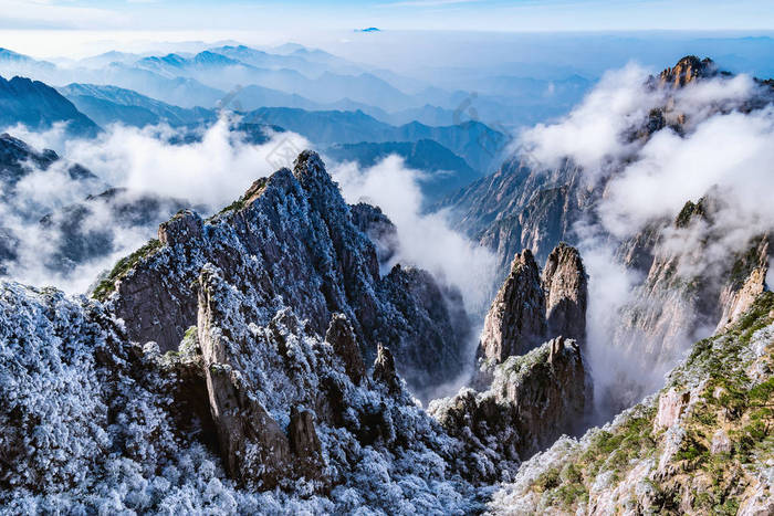 云层之上黄山国家公园的山峰.