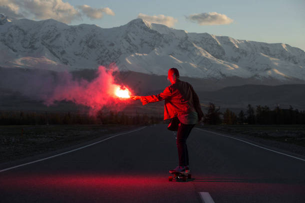 少女在山上的道路上的假滑板红色火