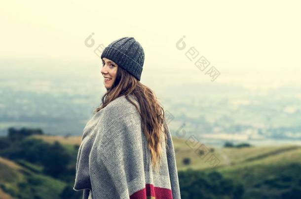 女人站在山的山丘上