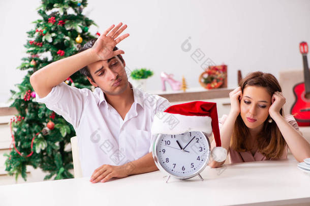 年轻夫妇在家里庆祝圣诞节