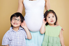 怀孕的亚洲母亲和她的孩子们