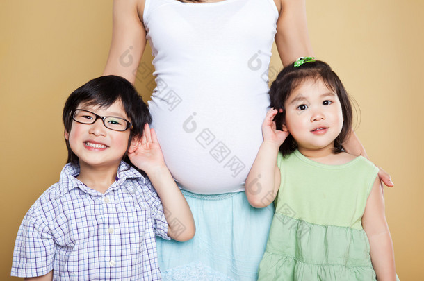 怀孕的亚洲<strong>母亲</strong>和她的孩子们