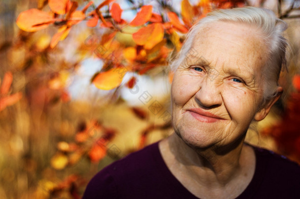 秋季老人女人