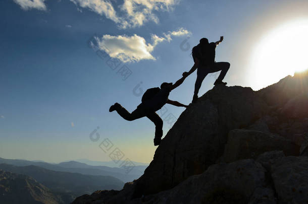 <strong>团队合作</strong>对夫妇攀岩伸出援助之手