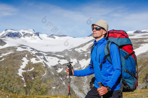 徒步旅行者看着山景的背包徒步旅行。挪威景观