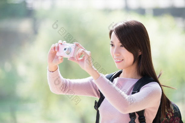 年轻女子微笑带自拍照