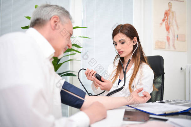 医生检验病人血压