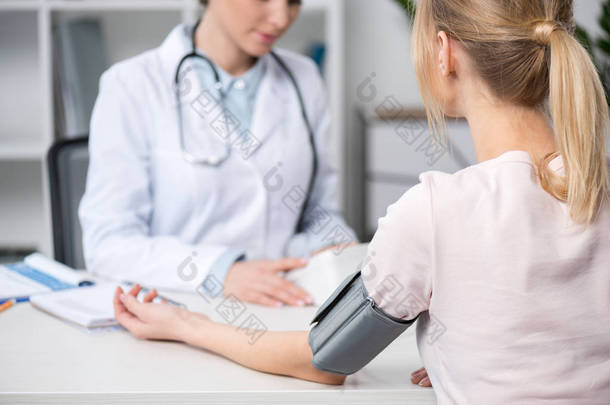 医生给病人测量血压 