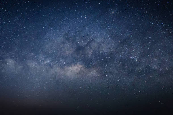 银河系恒星和宇宙，长时间曝光的照片，与粮食中空间尘埃