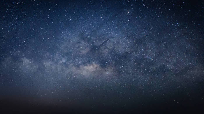 银河系恒星和宇宙，长时间曝光的照片，与粮食中空间尘埃