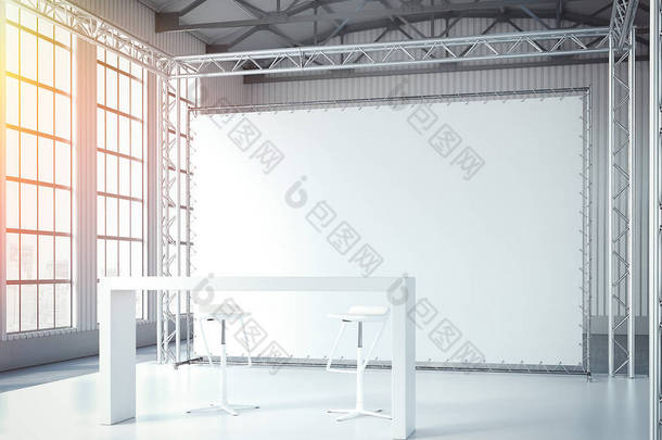 空荡荡的舞台，两把<strong>椅子</strong>、 桌子和空白广告牌。3d 渲染