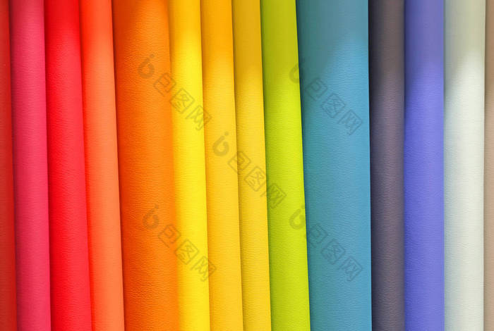 色彩鲜艳的面料在专门用于服装加工的布料店图片-包图网企业站