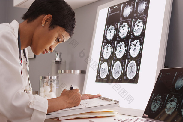 非洲医疗女人读 x 线结果的大脑