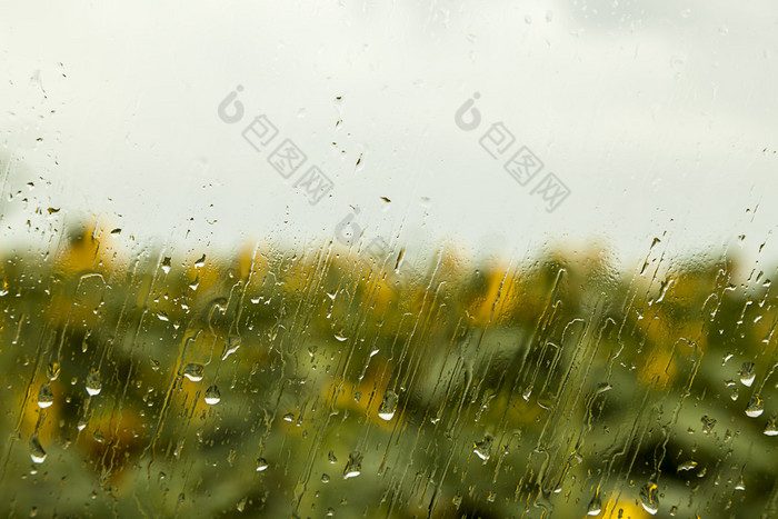 大雨落在窗口