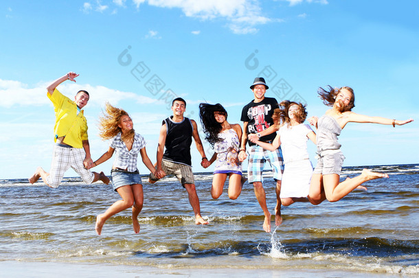 在海边玩的开心青少年