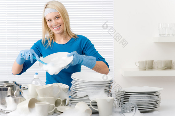 现代厨房-洗盘子的幸福女人