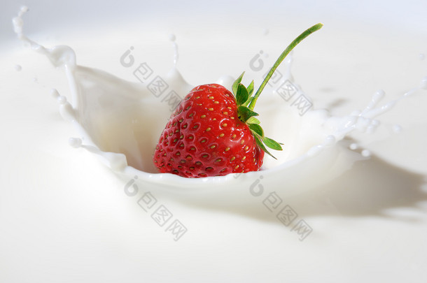 美味草莓溅入牛奶