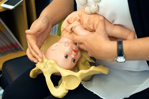 助产士展示自然分娩对一个怀孕的女人