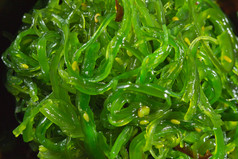 海藻沙拉-健康海洋食品放在碗里