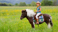 骑马-可爱女牛仔骑着一匹小马