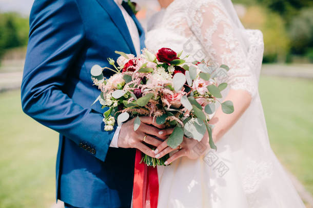 新郎和新娘举行婚礼的花束