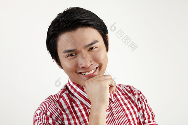 一名中国男子带微笑的肖像