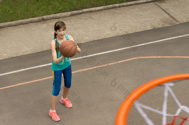 年轻的姑娘参加了篮球队员练习