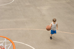 年轻男孩在打篮球带球跑