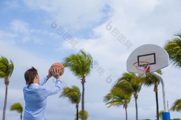年轻人打篮球之外异国风情度假村